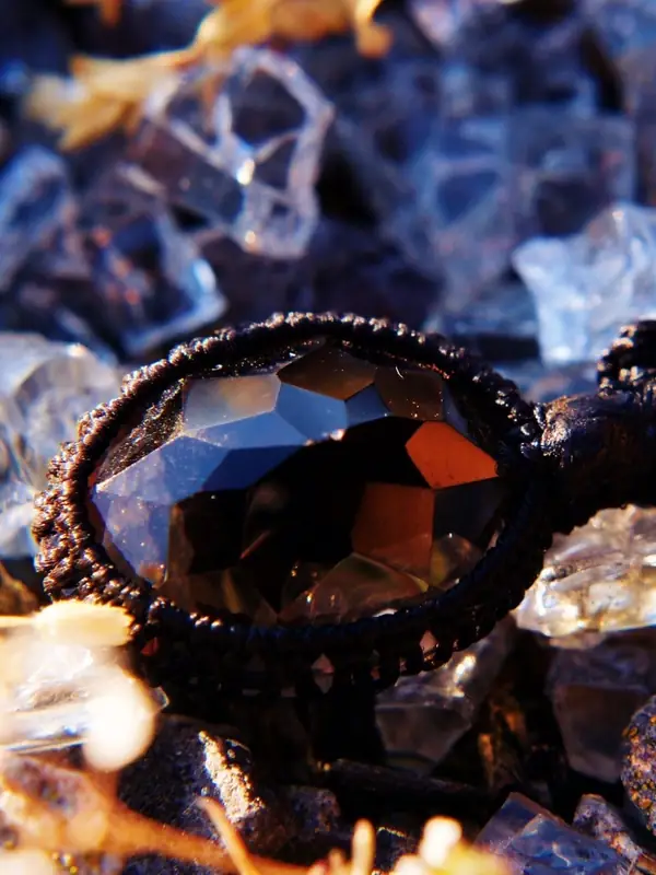 Makramee-Schmuck mit Heilstein, Nahaufnahme
