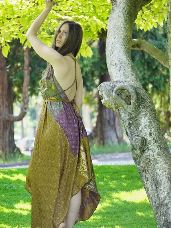 Goldgelbes Kleid an einem Baum