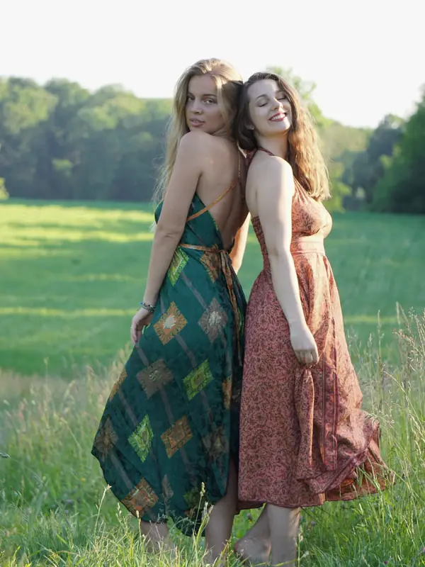 Zwei Frauen in Charismagica-Kleidern auf einer Wiese
