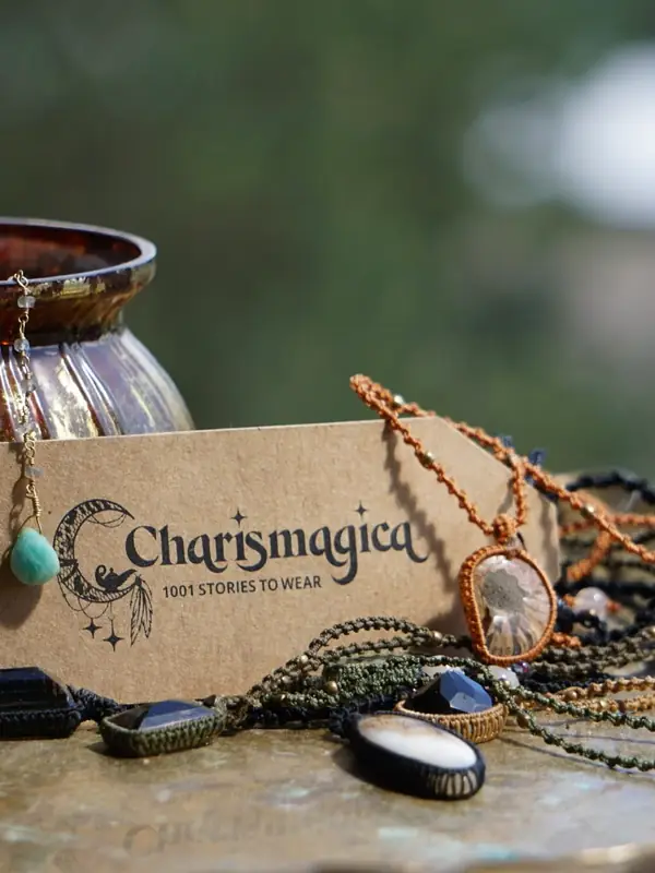 Schmuck, Bergkristall und Charismagica-Karte