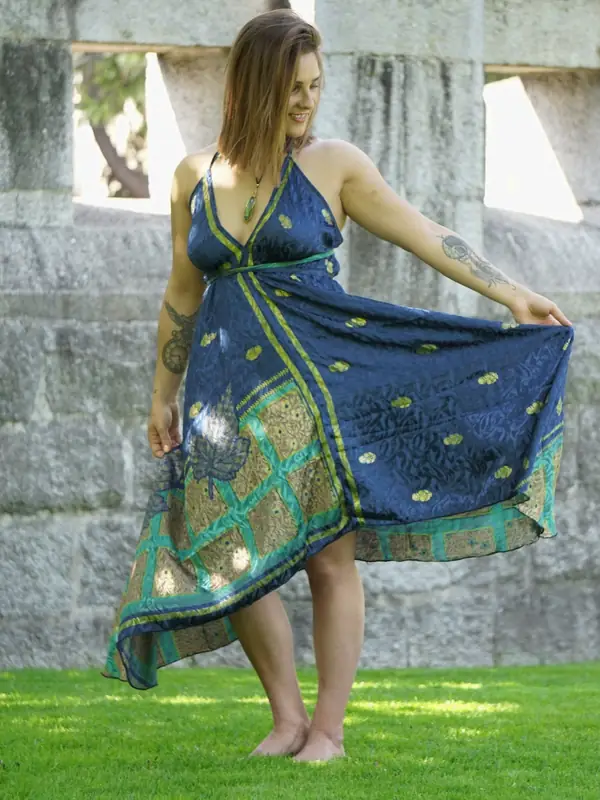 Blaues Wickelkleid mit Muster
