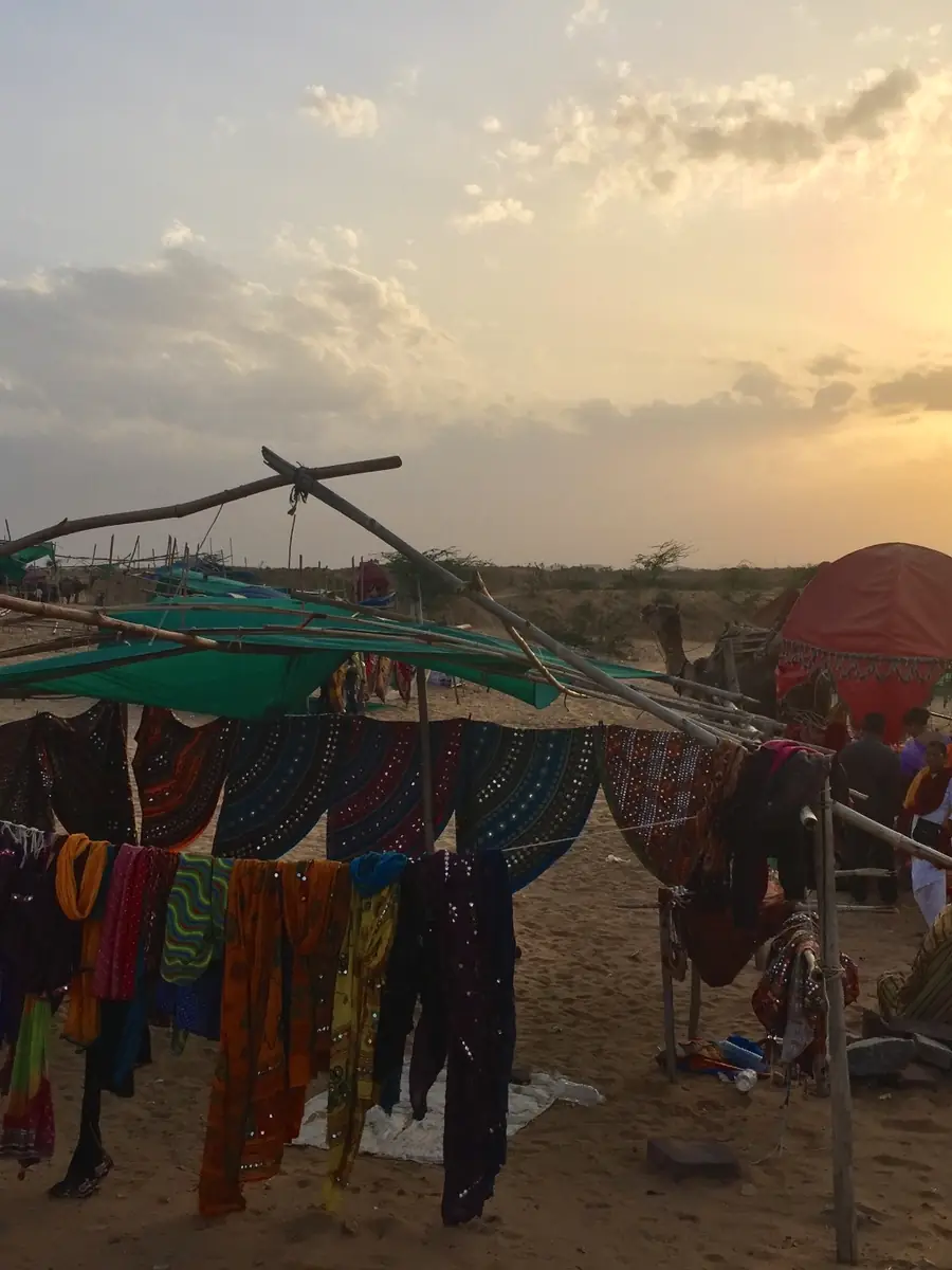 Stoffe trocknen in der Wüste Indiens