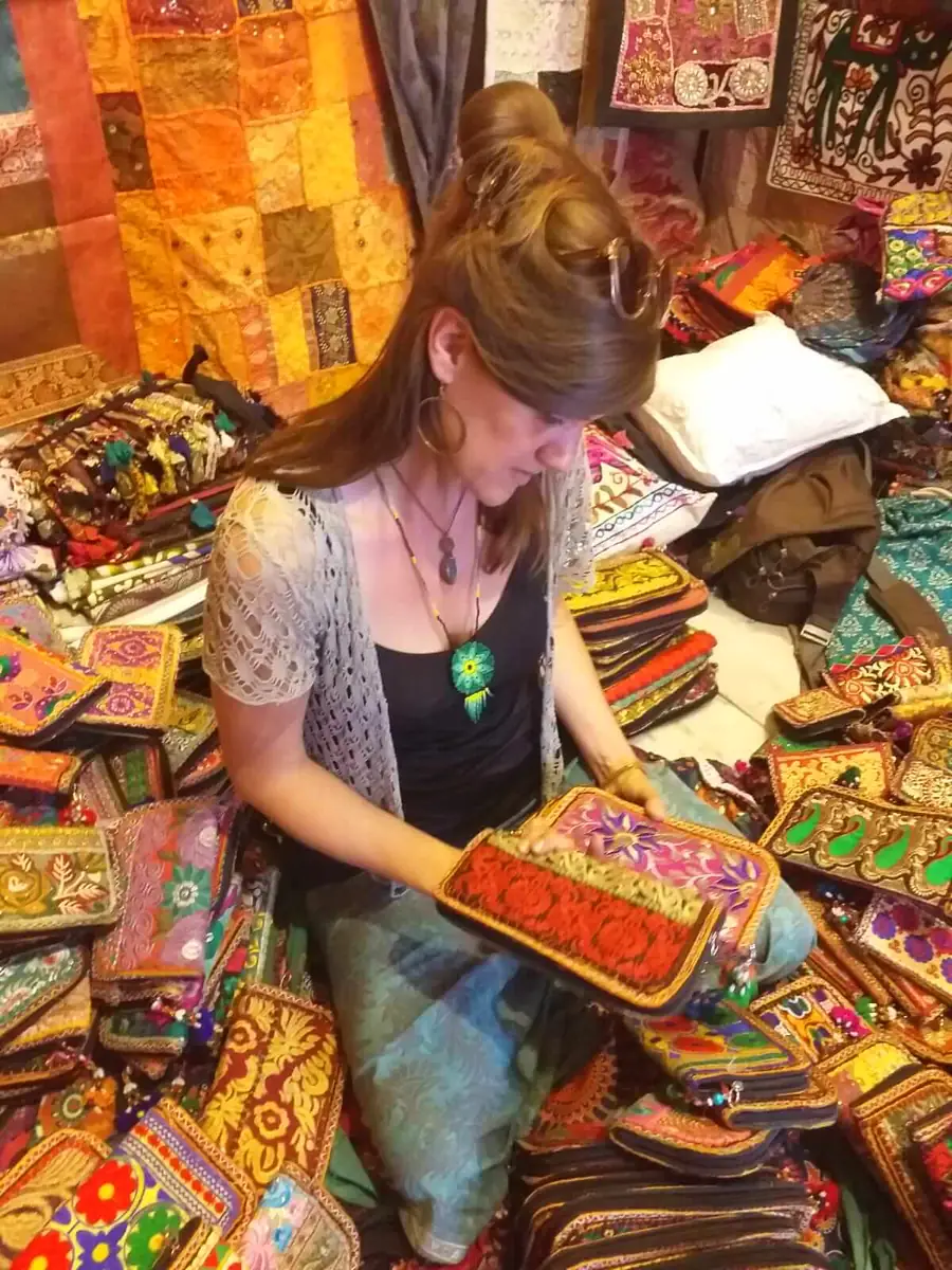 Jasmin wählt Stoffe in Indien aus